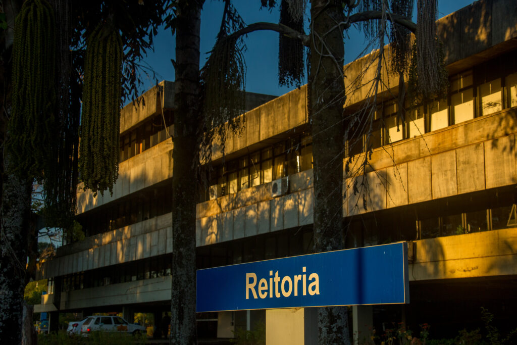Foto externa do prédio da Reitoria da UnB.